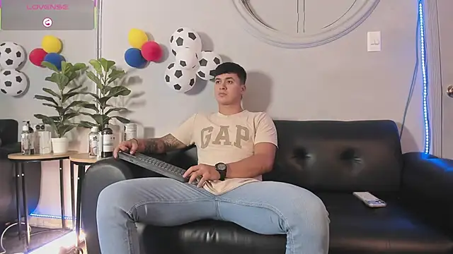 Snapshot of Cristopher_strong chatting on July 1, 12:40 pm Cristopher strong online show from July 1, 12:40 pm