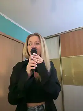 Snapshot of AlisonXCristal chatting on March 13, 6:25 pm AlisonXCristal online show from March 13, 6:25 pm