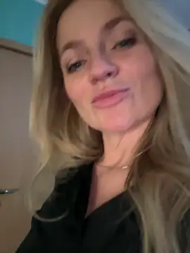 Snapshot of AlisonXCristal chatting on March 25, 5:41 pm AlisonXCristal online show from March 25, 5:41 pm