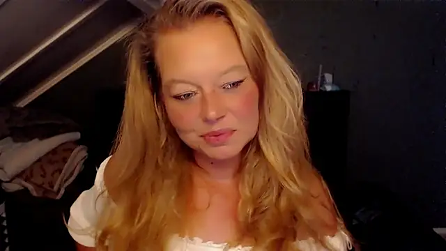 Snapshot of roxanna24 chatting on July 21, 6:54 pm roxanna24 online show from July 21, 6:54 pm