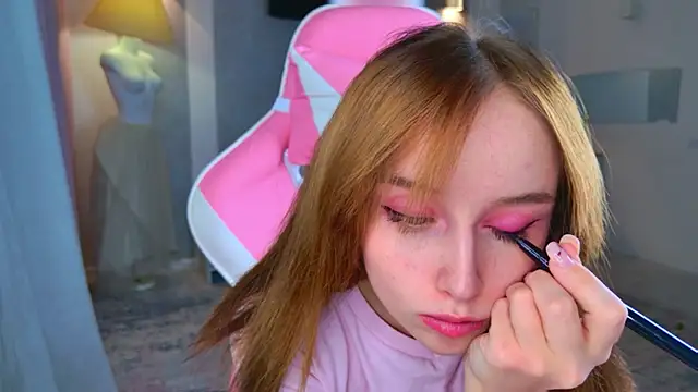 b4by LoL1 online show from November 21, 3:00 pm