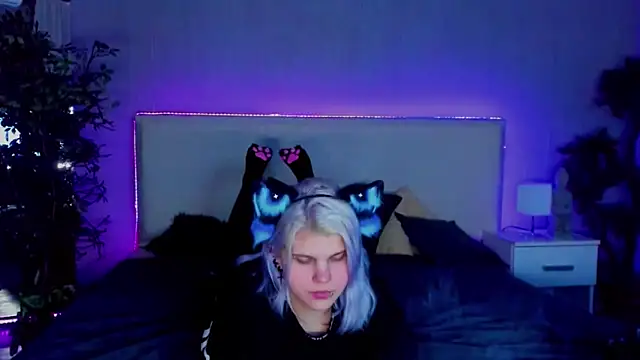 JoannLowe online show from January 15, 11:30 pm