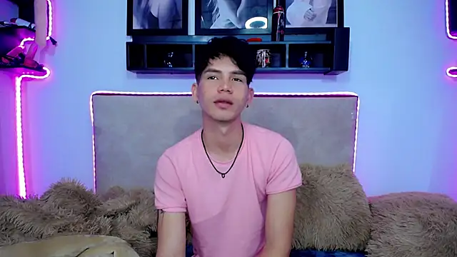 Snapshot of Tayson_Rivers chatting on December 13, 3:32 pm Tayson Rivers online show from December 13, 3:32 pm