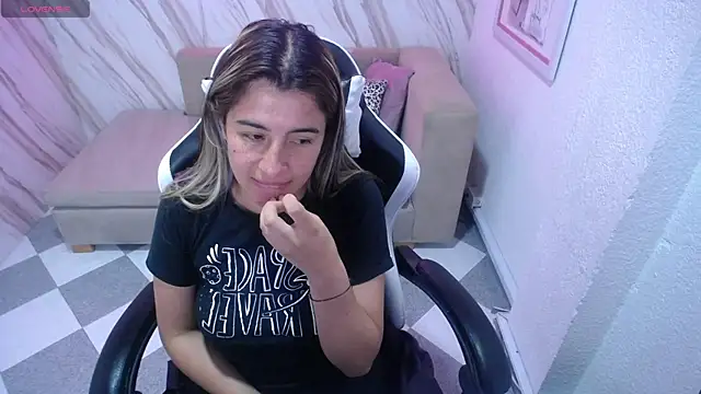 Snapshot of Valerie_b chatting on February 12, 6:08 am Valerie b online show from February 12, 6:08 am