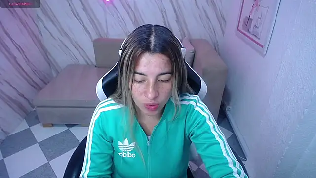 Snapshot of Valerie_b chatting on February 13, 3:07 am Valerie b online show from February 13, 3:07 am