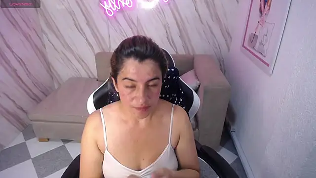 Snapshot of Valerie_b chatting on February 19, 7:38 pm Valerie b online show from February 19, 7:38 pm