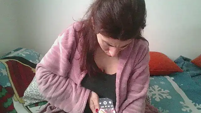 Snapshot of hairygirl80 chatting on December 19, 9:49 am hairygirl80 online show from December 19, 9:49 am