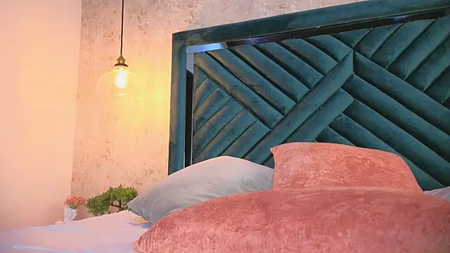 Lucy Vega online show from September 25, 5:00 am