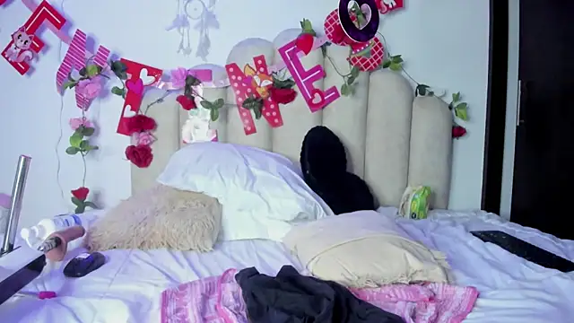 Snapshot of NaomiAsha chatting on February 15, 2:26 am NaomiAsha online show from February 15, 2:26 am