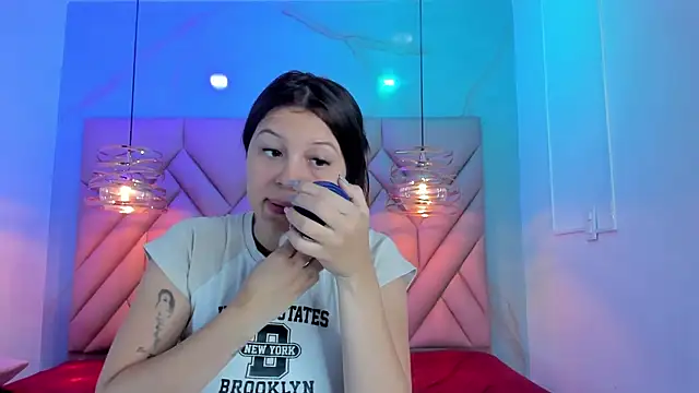 Snapshot of AngelaaCute_ chatting on July 8, 12:09 pm AngelaaCute online show from July 8, 12:09 pm