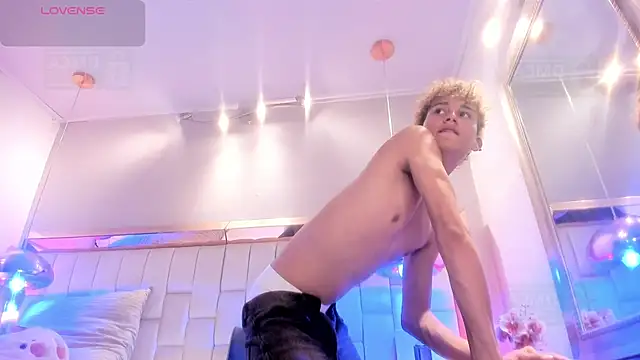 Twinkie-Alex18 online show from September 29, 8:57 pm