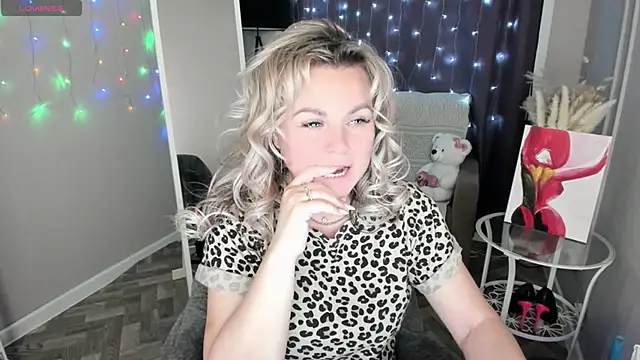 candy queeen online show from May 10, 10:15 pm