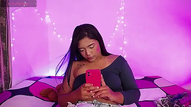 Snapshot of DIANEE_01 chatting on February 27, 12:43 am DIANEE 01 online show from February 27, 12:43 am