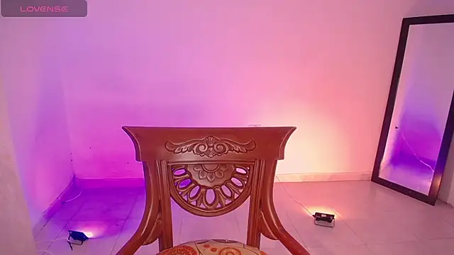 Snapshot of DIANEE_01 chatting on October 10, 1:04 am DIANEE 01 online show from October 10, 1:04 am