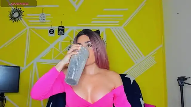 Nikolle Rouss online show from February 12, 9:10 pm