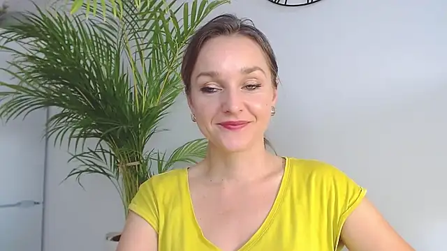 Snapshot of AliciaDesire chatting on December 2, 11:01 am AliciaDesire online show from December 2, 11:01 am