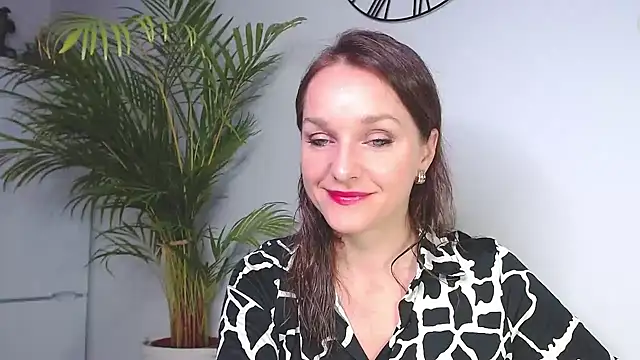 Snapshot of AliciaDesire chatting on December 10, 7:58 am AliciaDesire online show from December 10, 7:58 am