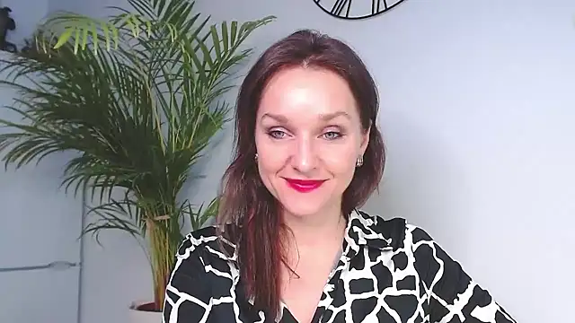 Snapshot of AliciaDesire chatting on December 10, 11:00 am AliciaDesire online show from December 10, 11:00 am