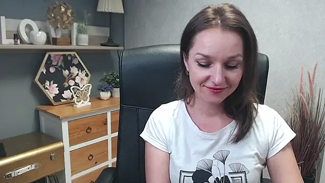 Snapshot of AliciaDesire chatting on December 17, 2:11 pm AliciaDesire online show from December 17, 2:11 pm