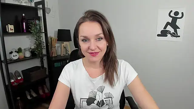 Snapshot of AliciaDesire chatting on December 18, 2:49 pm AliciaDesire online show from December 18, 2:49 pm