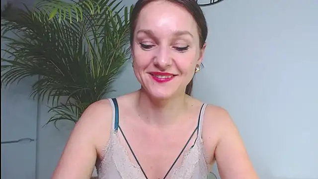 Snapshot of AliciaDesire chatting on December 19, 6:45 pm AliciaDesire online show from December 19, 6:45 pm