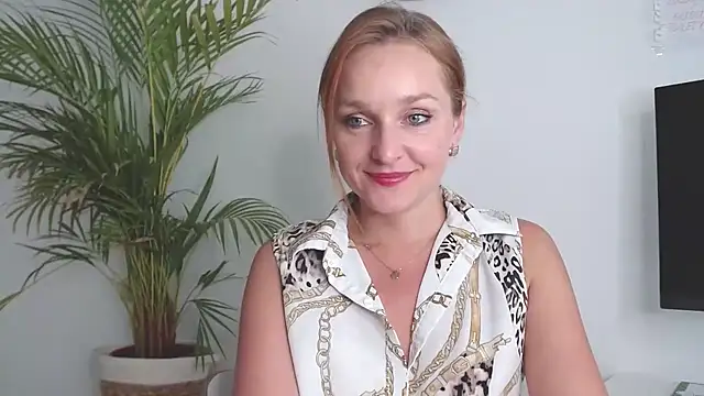 Snapshot of AliciaDesire chatting on October 15, 1:33 pm AliciaDesire online show from October 15, 1:33 pm