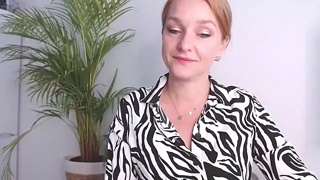 Snapshot of AliciaDesire chatting on October 17, 5:54 am AliciaDesire online show from October 17, 5:54 am