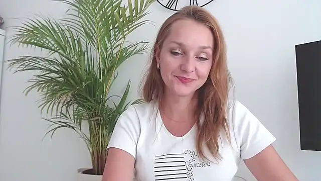 Snapshot of AliciaDesire chatting on October 20, 1:00 pm AliciaDesire online show from October 20, 1:00 pm