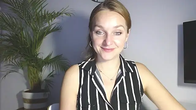 Snapshot of AliciaDesire chatting on December 3, 7:16 am AliciaDesire online show from December 3, 7:16 am