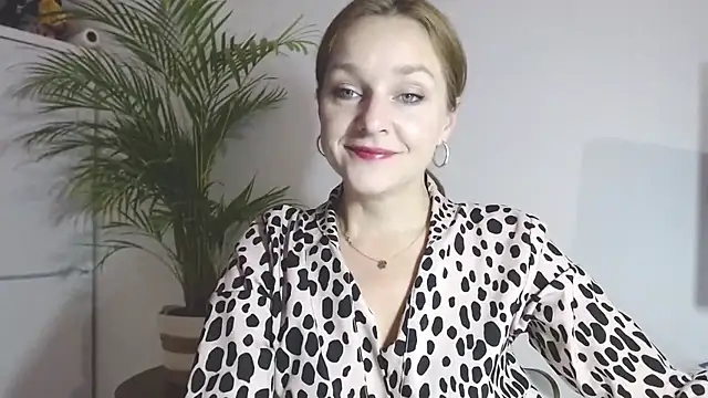 Snapshot of AliciaDesire chatting on December 4, 6:55 am AliciaDesire online show from December 4, 6:55 am