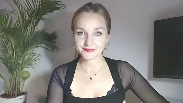 Snapshot of AliciaDesire chatting on December 16, 6:24 pm AliciaDesire online show from December 16, 6:24 pm