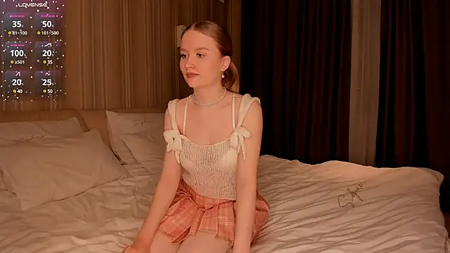 Snapshot of IsabellaTorrance chatting on February 9, 3:45 pm IsabellaTorrance online show from February 9, 3:45 pm