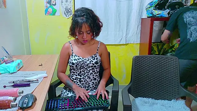 Snapshot of clydexxxbunny chatting on March 4, 4:27 am clydexxxbunny online show from March 4, 4:27 am