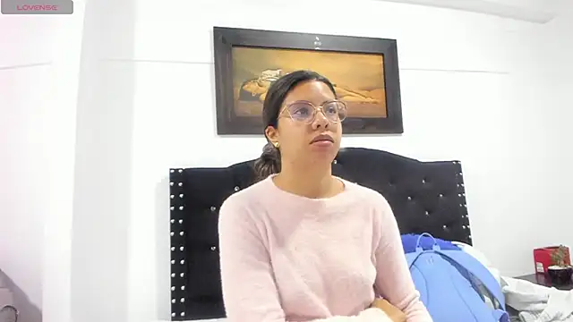 Snapshot of Vahiolet_smith chatting on December 17, 3:23 am Vahiolet smith online show from December 17, 3:23 am