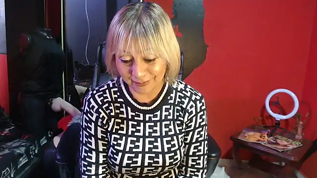 Snapshot of KLOE_PIELL chatting on November 27, 8:11 pm KLOE PIELL online show from November 27, 8:11 pm