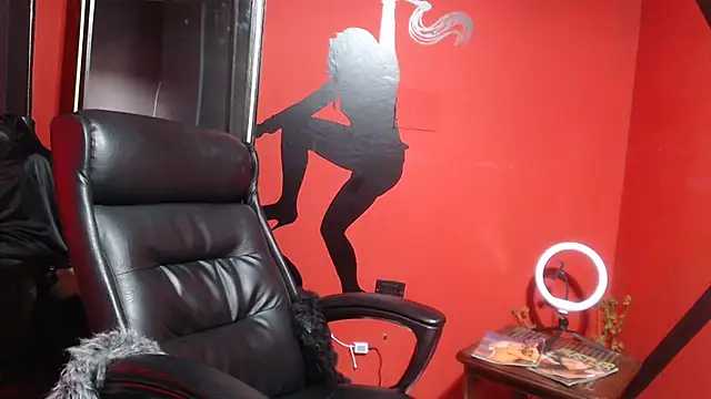 Snapshot of KLOE_PIELL chatting on December 2, 8:26 pm KLOE PIELL online show from December 2, 8:26 pm