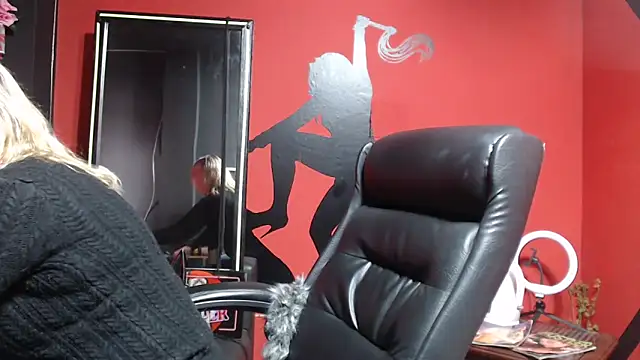 Snapshot of KLOE_PIELL chatting on December 4, 8:17 pm KLOE PIELL online show from December 4, 8:17 pm