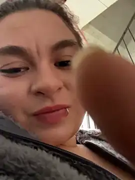 Snapshot of MiaLujan_ chatting on December 21, 1:10 pm MiaLujan online show from December 21, 1:10 pm