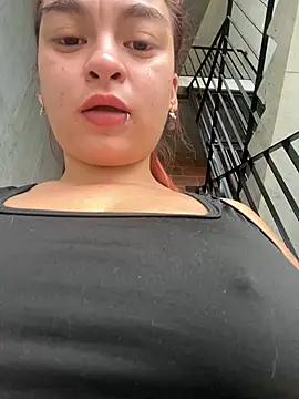 Snapshot of MiaLujan_ chatting on February 9, 12:30 pm MiaLujan online show from February 9, 12:30 pm