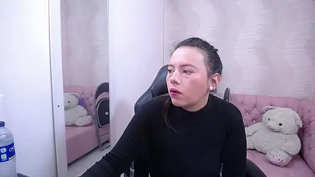 lauraguzman online show from March 12, 3:02 am