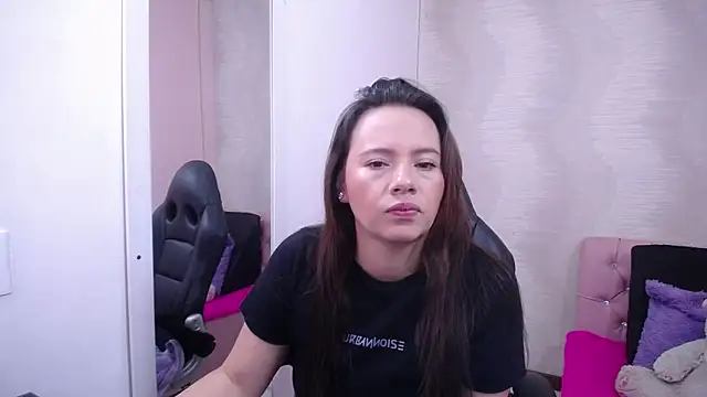 lauraguzman online show from March 17, 2:52 am