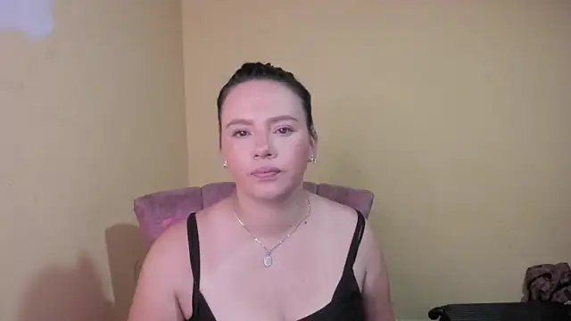 Snapshot of lauraguzman chatting on June 3, 2:58 am lauraguzman online show from June 3, 2:58 am