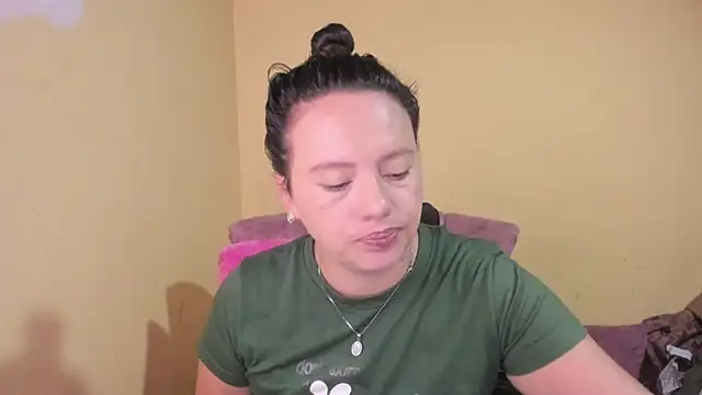 Snapshot of lauraguzman chatting on June 26, 3:44 am lauraguzman online show from June 26, 3:44 am