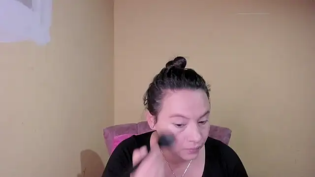lauraguzman online show from July 15, 2:50 am