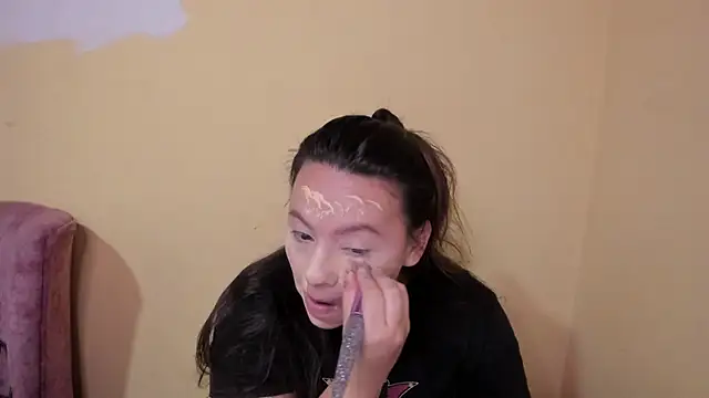 lauraguzman online show from August 6, 3:08 am
