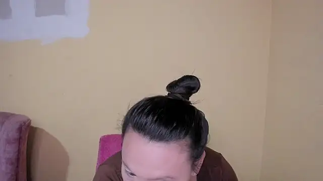 lauraguzman online show from August 8, 3:52 am