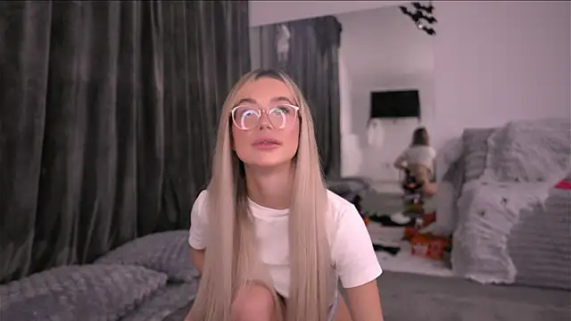 KylieJoyce online show from October 28, 9:06 pm