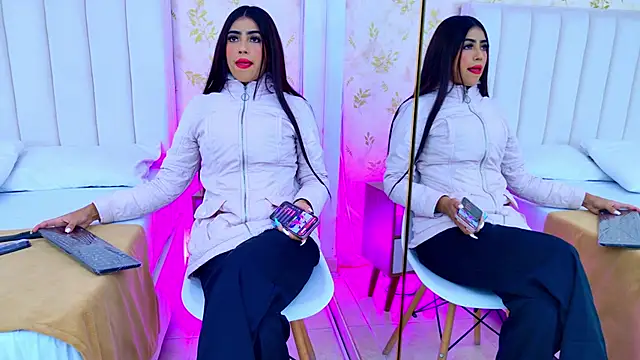 Snapshot of Mia-Monroe chatting on October 10, 7:57 pm Mia-Monroe online show from October 10, 7:57 pm