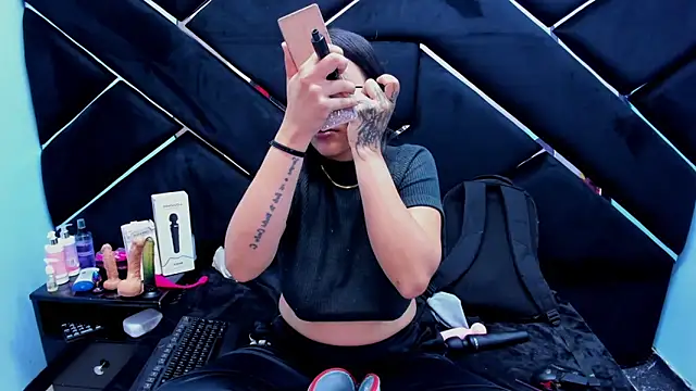 Snapshot of Sarah_Hornny chatting on November 12, 4:24 am Sarah Hornny online show from November 12, 4:24 am