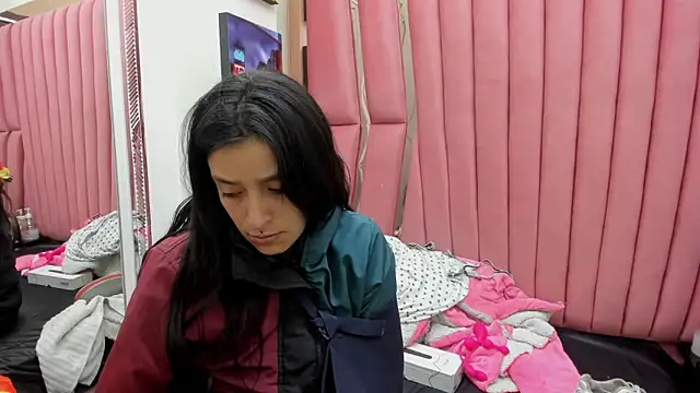 Snapshot of Sarah_Hornny chatting on February 5, 3:33 am Sarah Hornny online show from February 5, 3:33 am